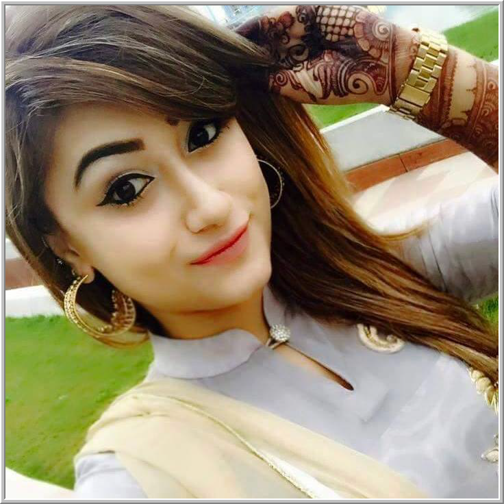 Gorgeous Looking Girl DP